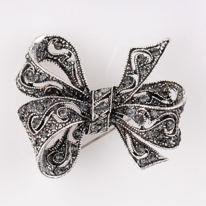 Brosa Fundita cu Pietre Shopika - Eleganță Metalică