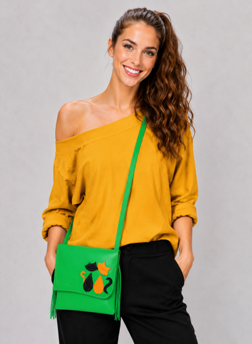 Geanta crossbody handmade, cu pisicute colorate ,din piele naturala verde