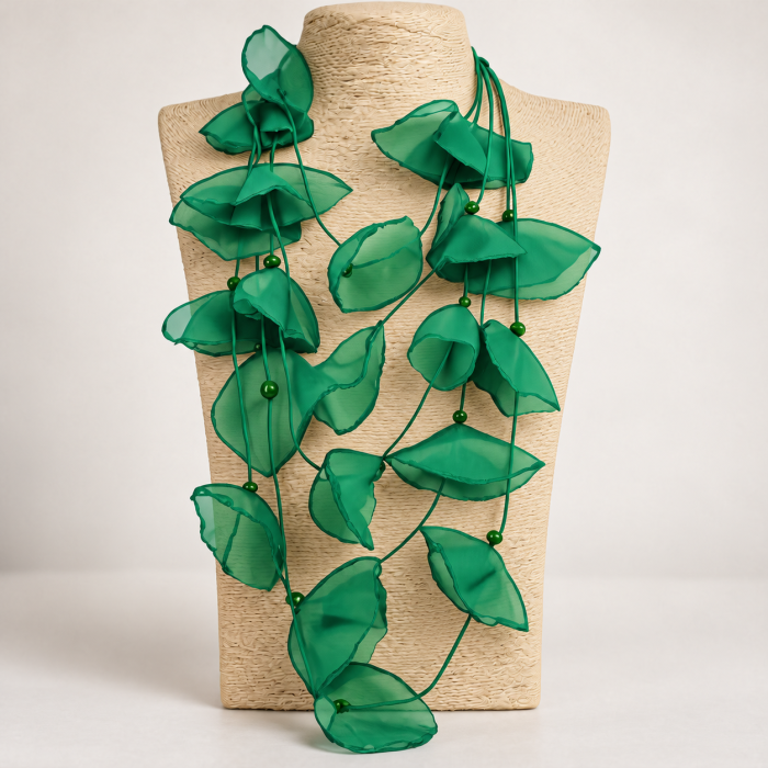 Colier statement verde cu petale textile de mac 3D din organza - design artistic italian