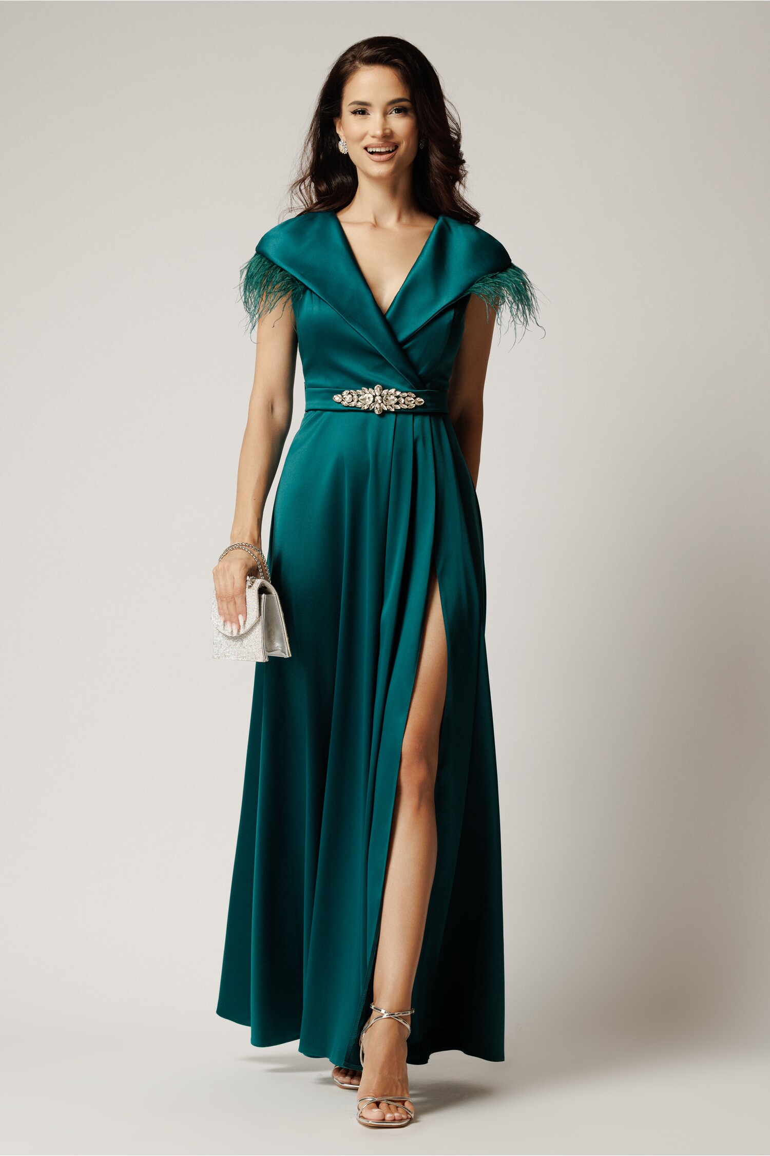 Rochie Tafta Verde Elegantă cu Pene și Strasuri