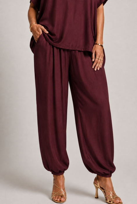Pantaloni din matase si vascoza satinata cu croi lejer si elastic la glezna, bordo