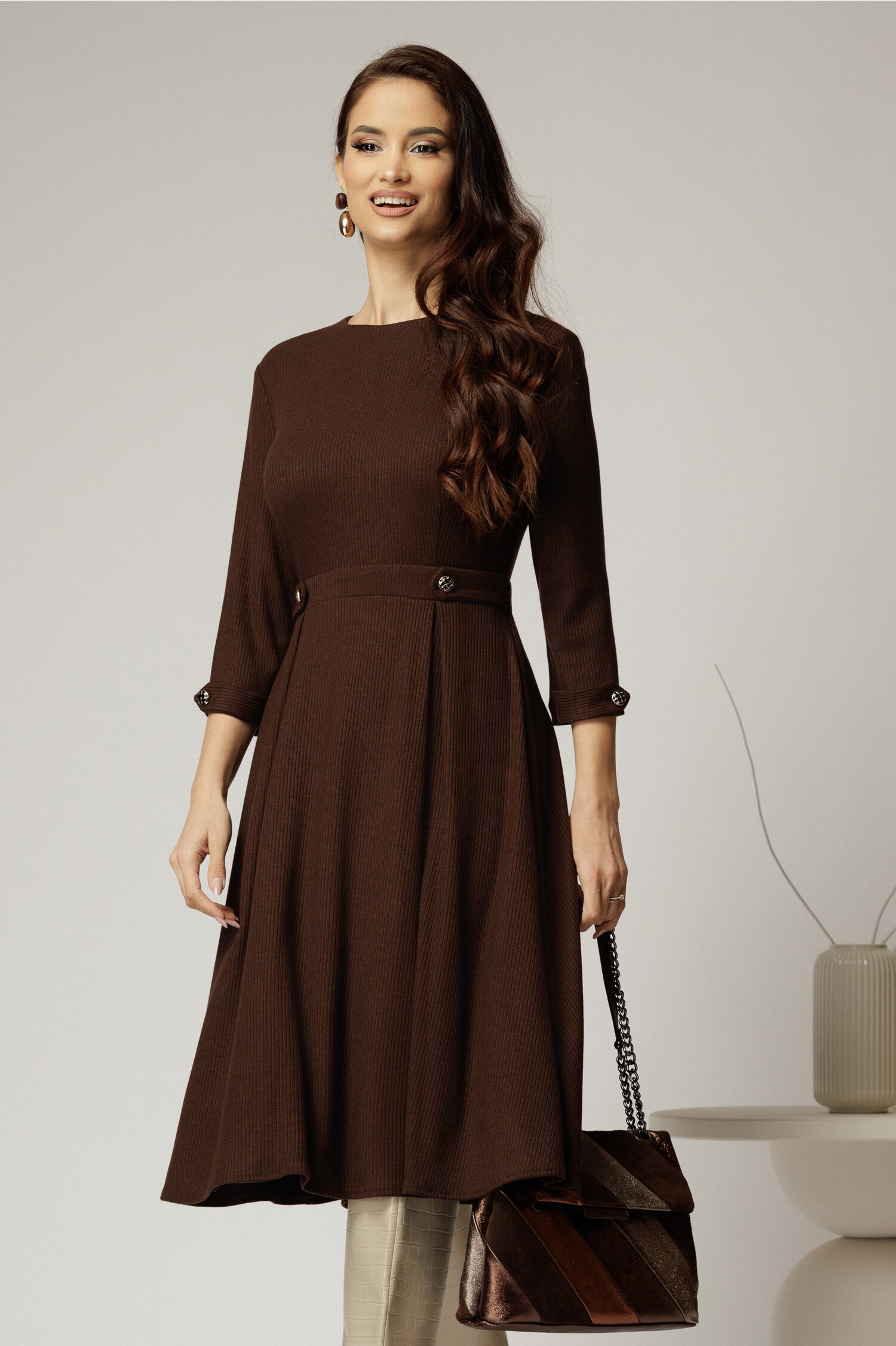 Rochie Midi Maro Tricot | Nasturi Decorativi & Eleganță