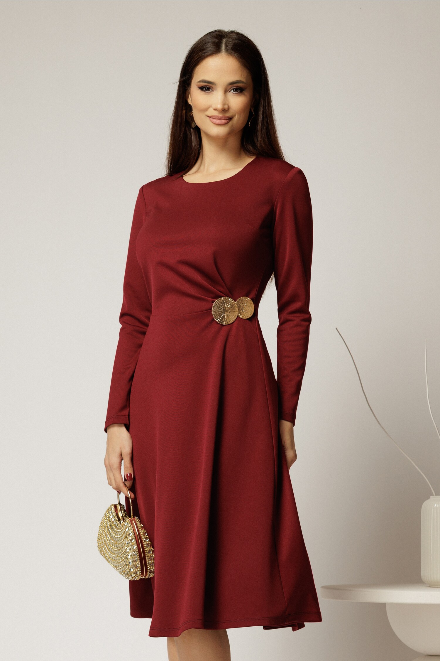 Rochie Midi Bordo cu Pliuri și Accesoriu Aurii