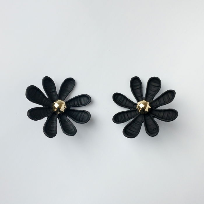 Cercei Floare Negru Mat Shopika | Eleganță Modernă