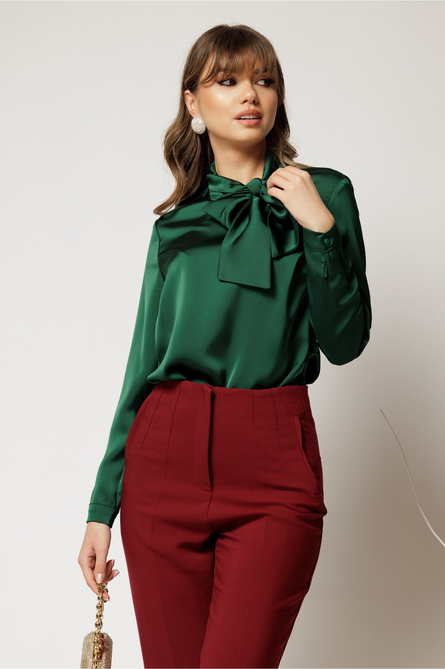 Bluză Satin Verde Elegantă cu Fundă la Decolteu