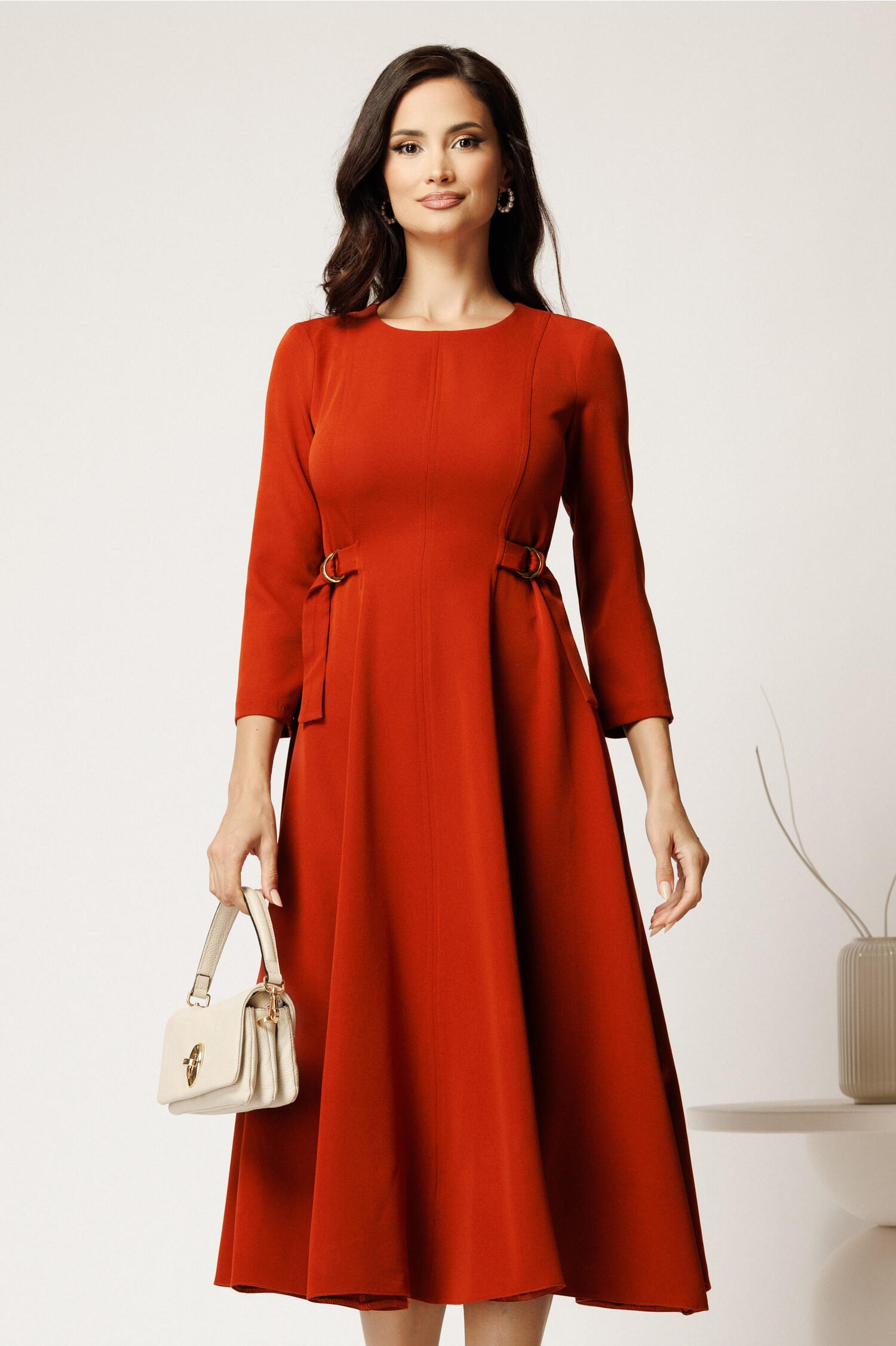 Rochie Midi Caramizie cu Catarame - Eleganță și Stil