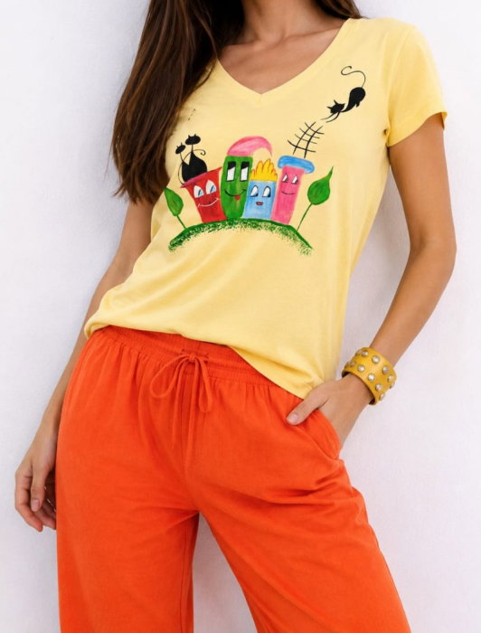 Tricou galben din bumbac  pictat manual, cu pisicute si blocuri colorate,unicat