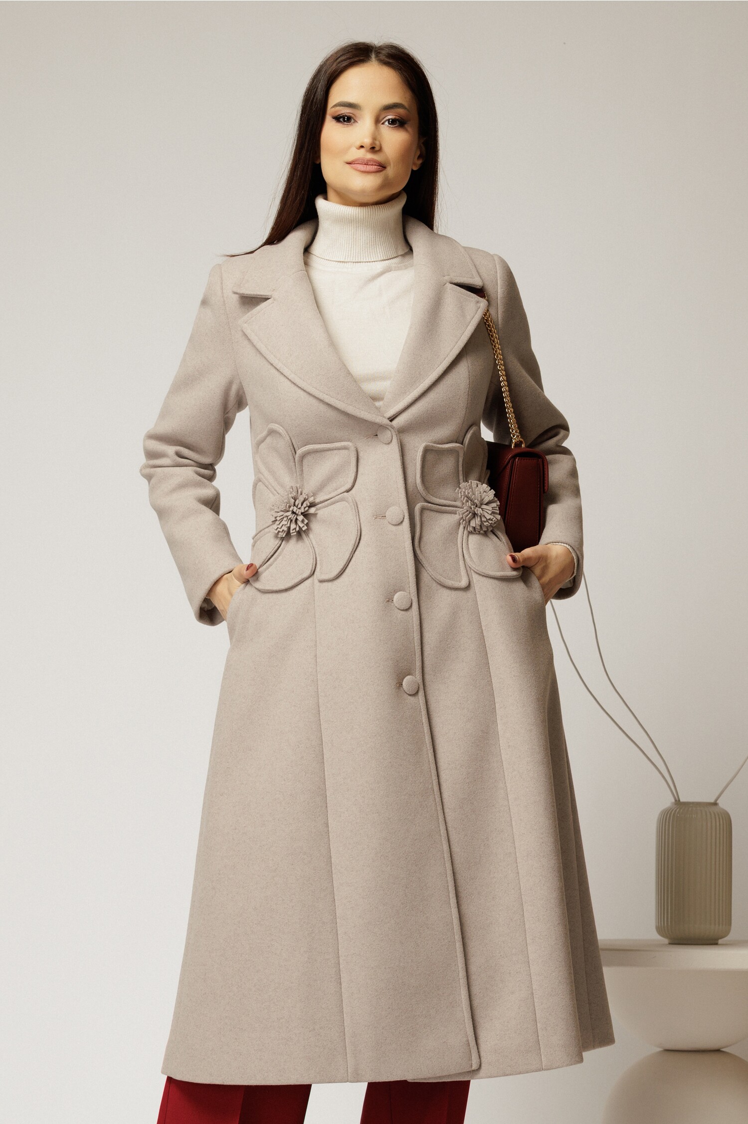 Palton Bej Midi Elegant cu Floare pe Talie