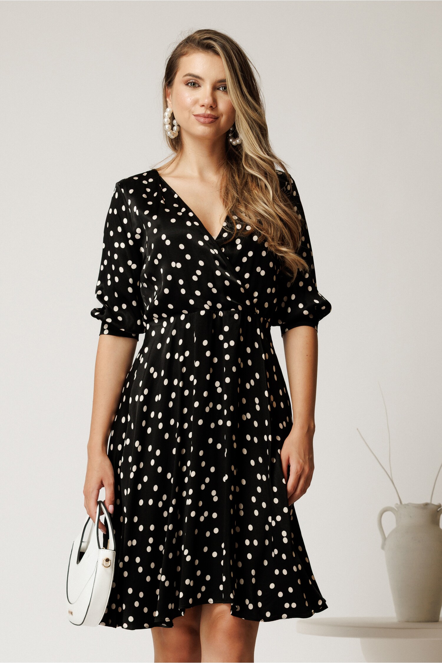 Rochie Neagra Satin cu Buline - Eleganta Moderna