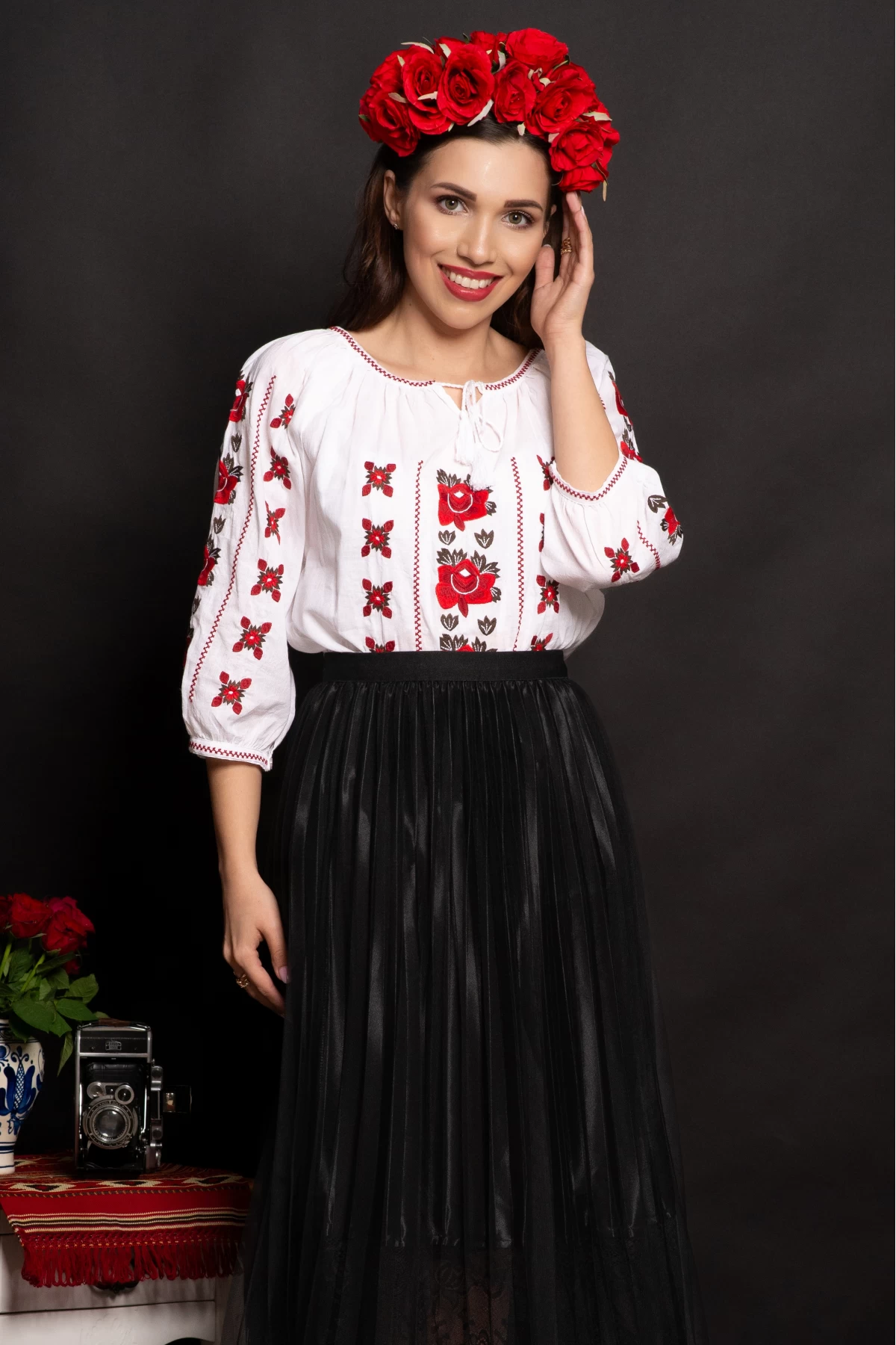 Oliviana | Ie Traditionala cu Broderie Rosie - imagine 1