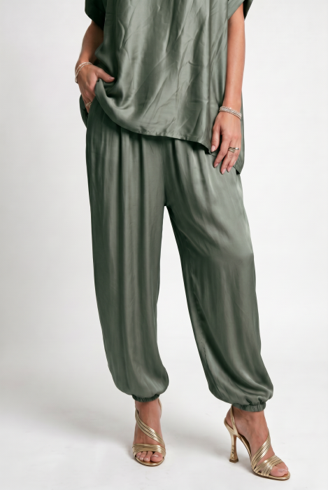Pantaloni din matase si vascoza satinata cu croi lejer si elastic la glezna, kaki