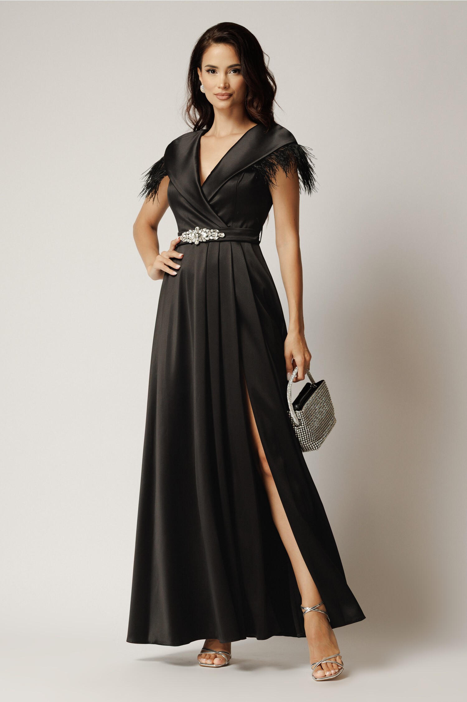 Rochie neagra eleganta cu pene si strasuri