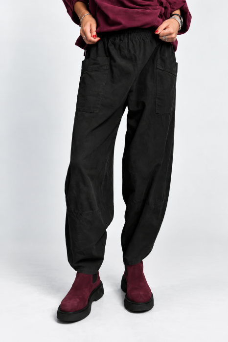 Pantaloni dama din catifea reiata de bumbac cu croi balon si buzunare aplicate, negri