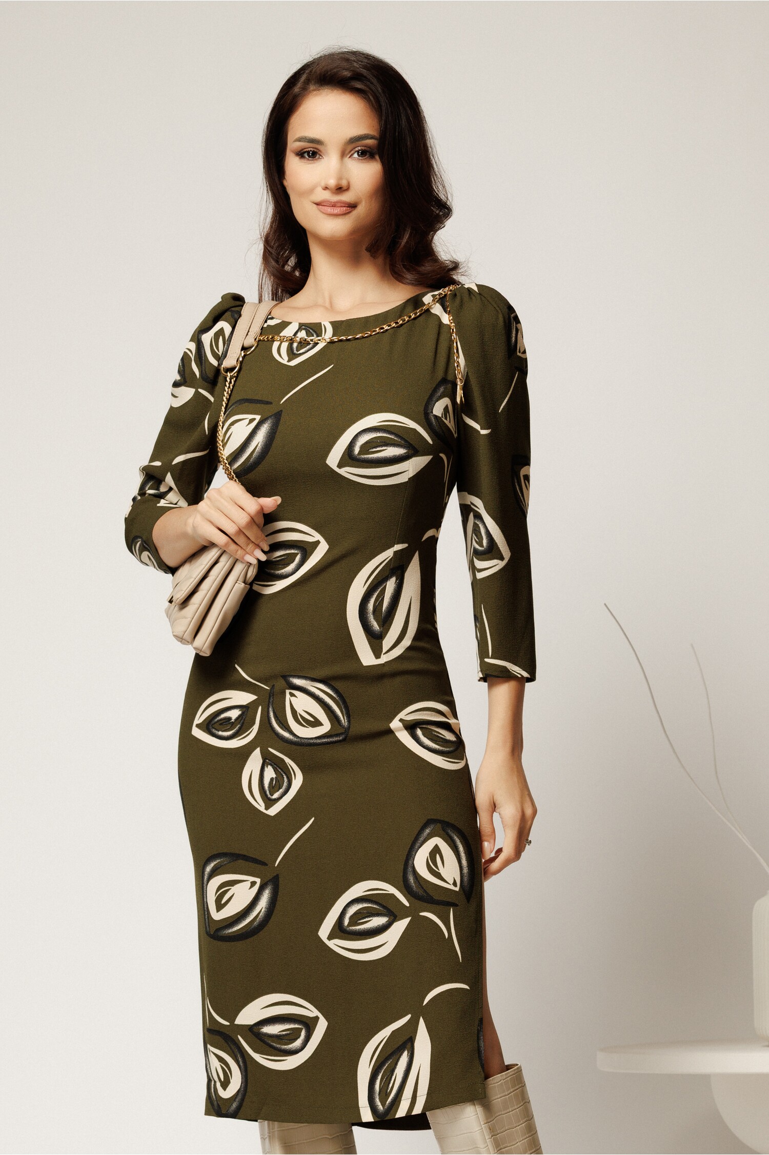 Rochie Mara Kaki cu Imprimeuri și Aplicație Elegantă