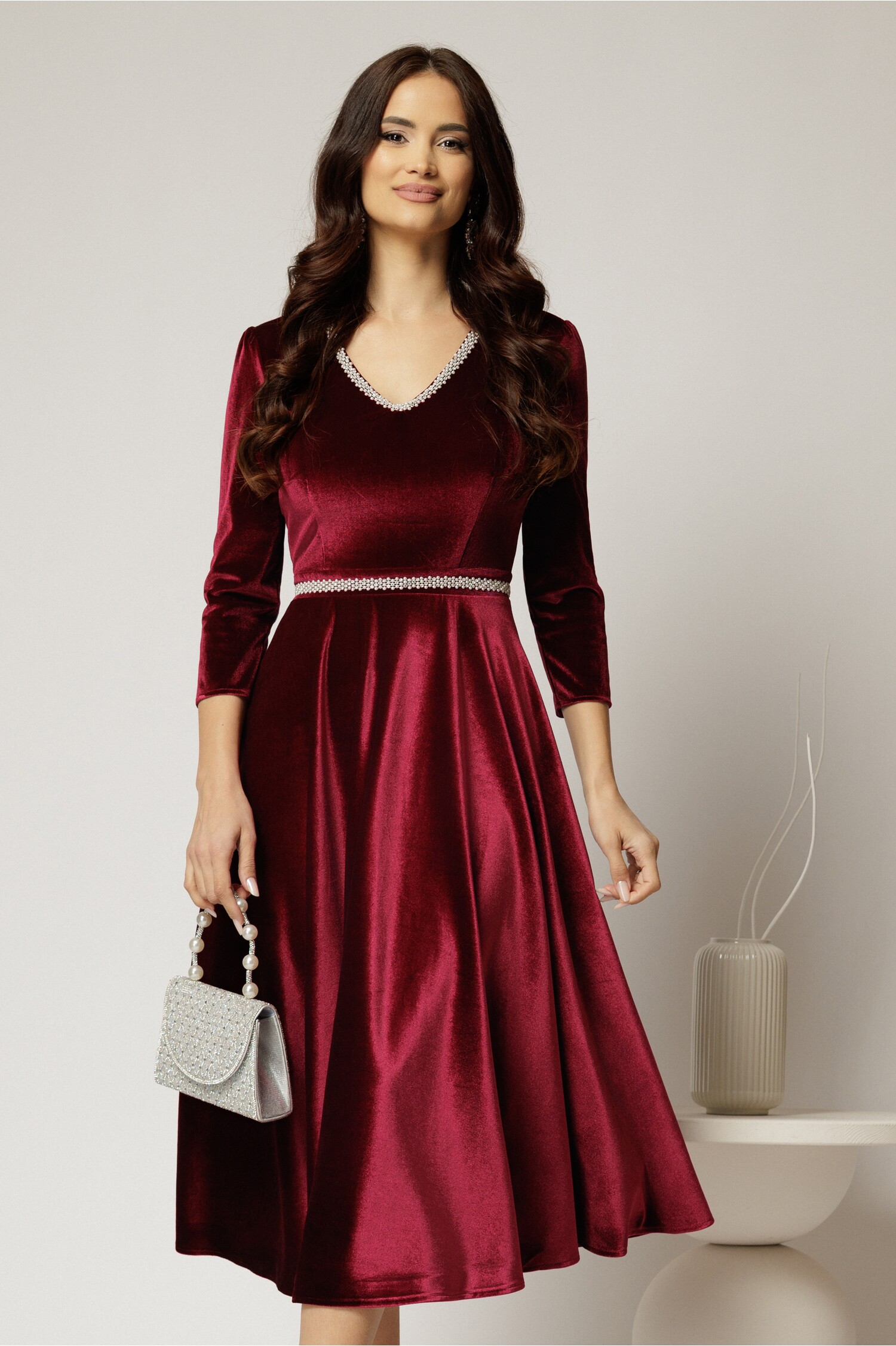 Rochie Catifea Bordo Elegantă cu Perle | DY Fashion
