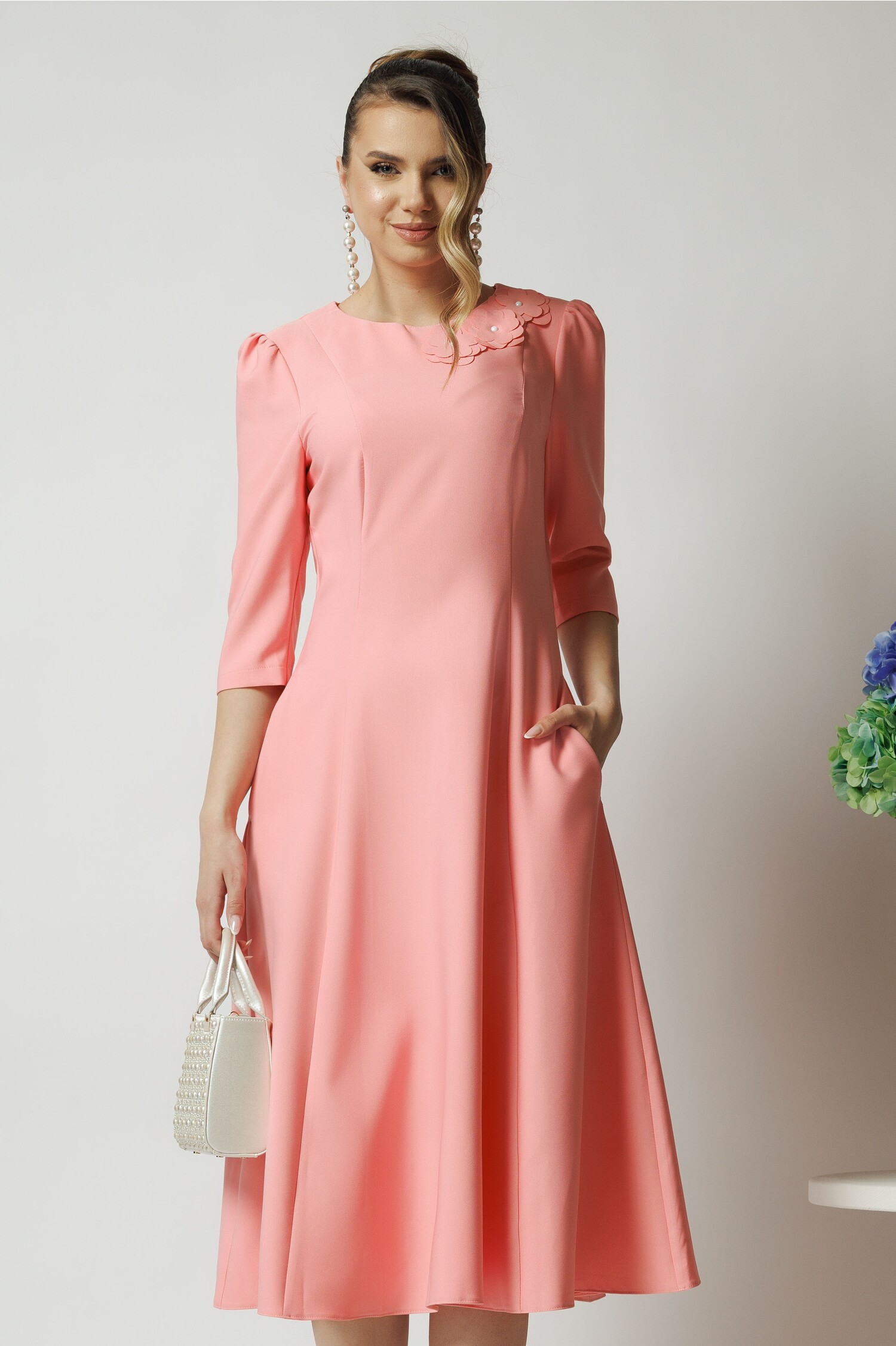 Rochie Office Roz cu Flori - Eleganță și Stil