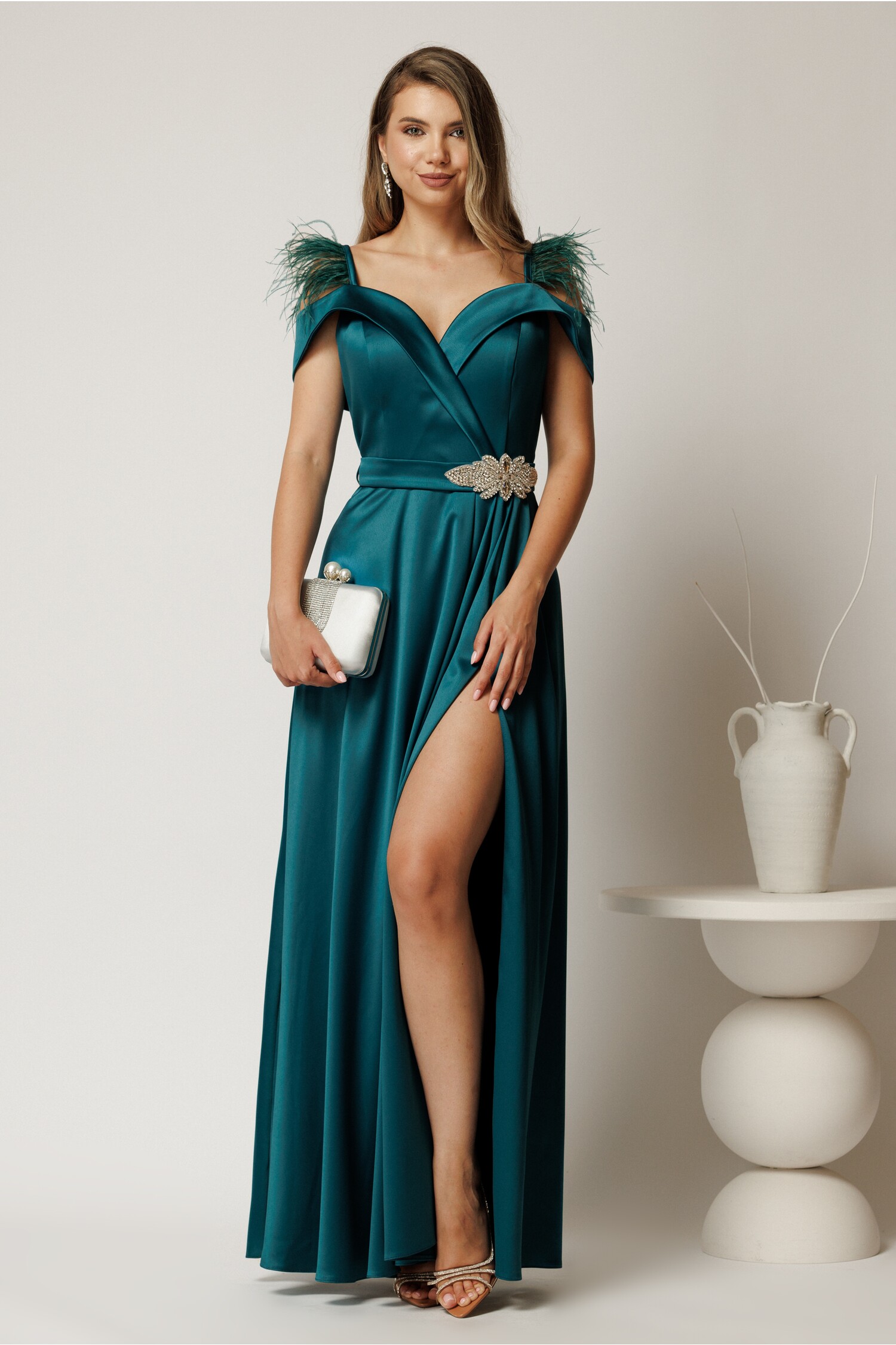 Rochie Lungă Verde din Tafta cu Pene și Accesorii