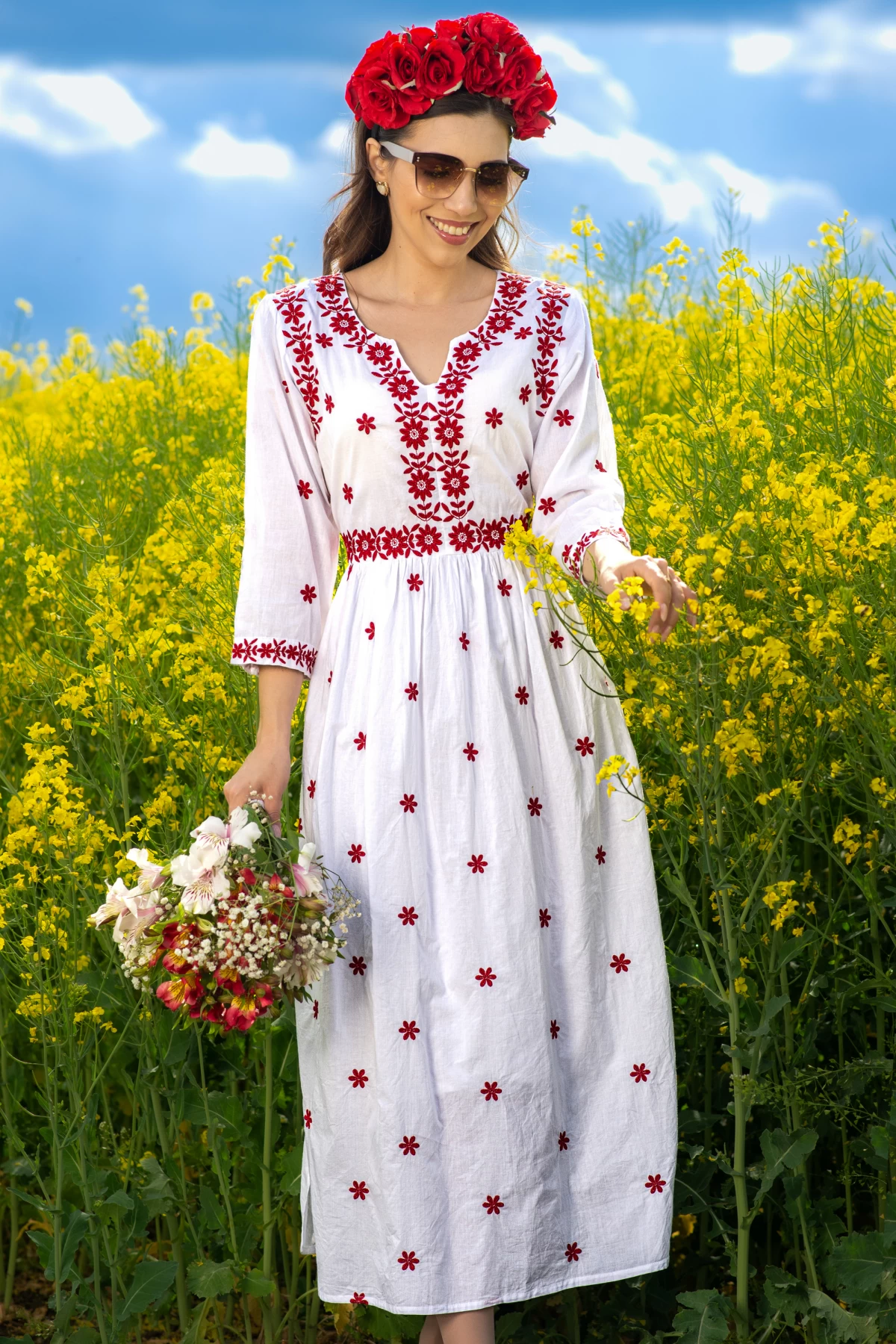 Rochie alba traditionala Selenia din bumbac cu margarete brodate