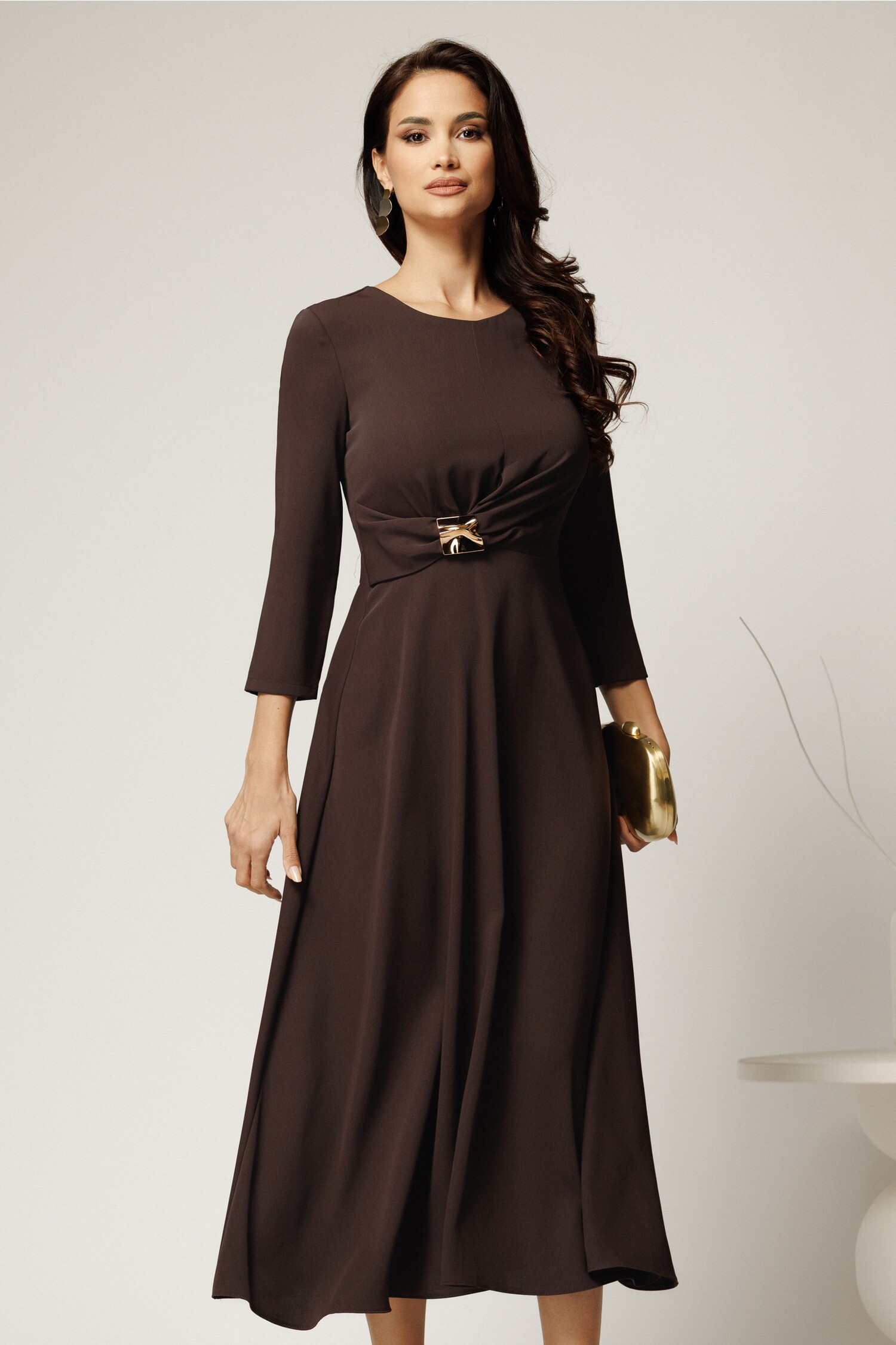 Rochie Midi Maro Crep cu Aplicație Metalică