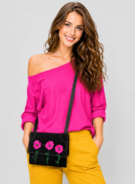 Geanta neagra  handmade, cu maci fucsia si mesaje pictate ,din piele naturala intoarsa