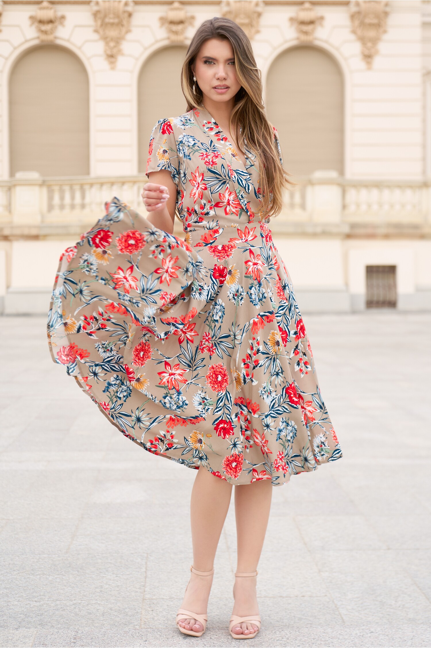 Rochie Viscoza Floral Bej cu Croi Petrecut