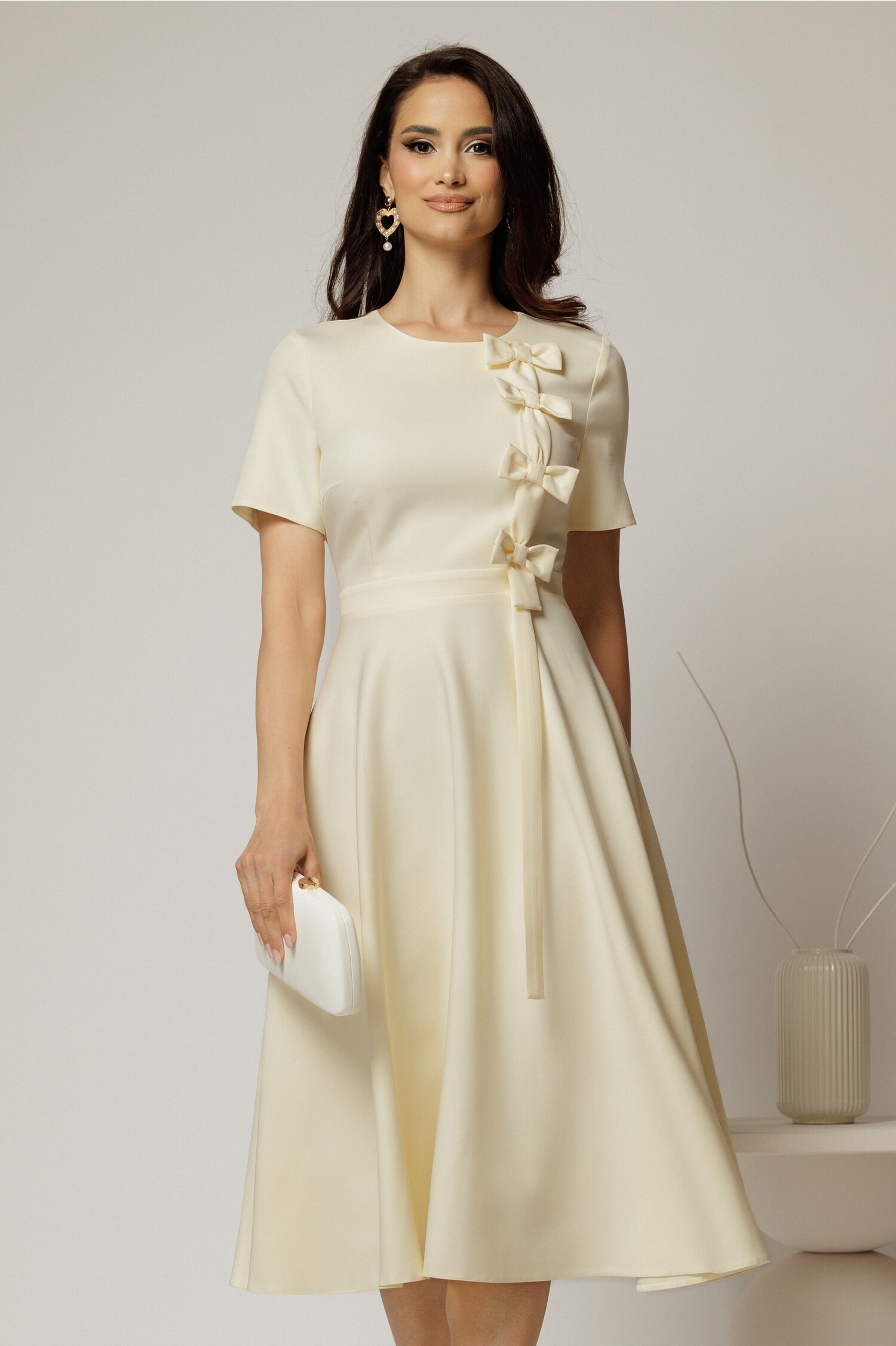 Rochie DY Fashion Ivoar cu Funde și Maneci Scurte