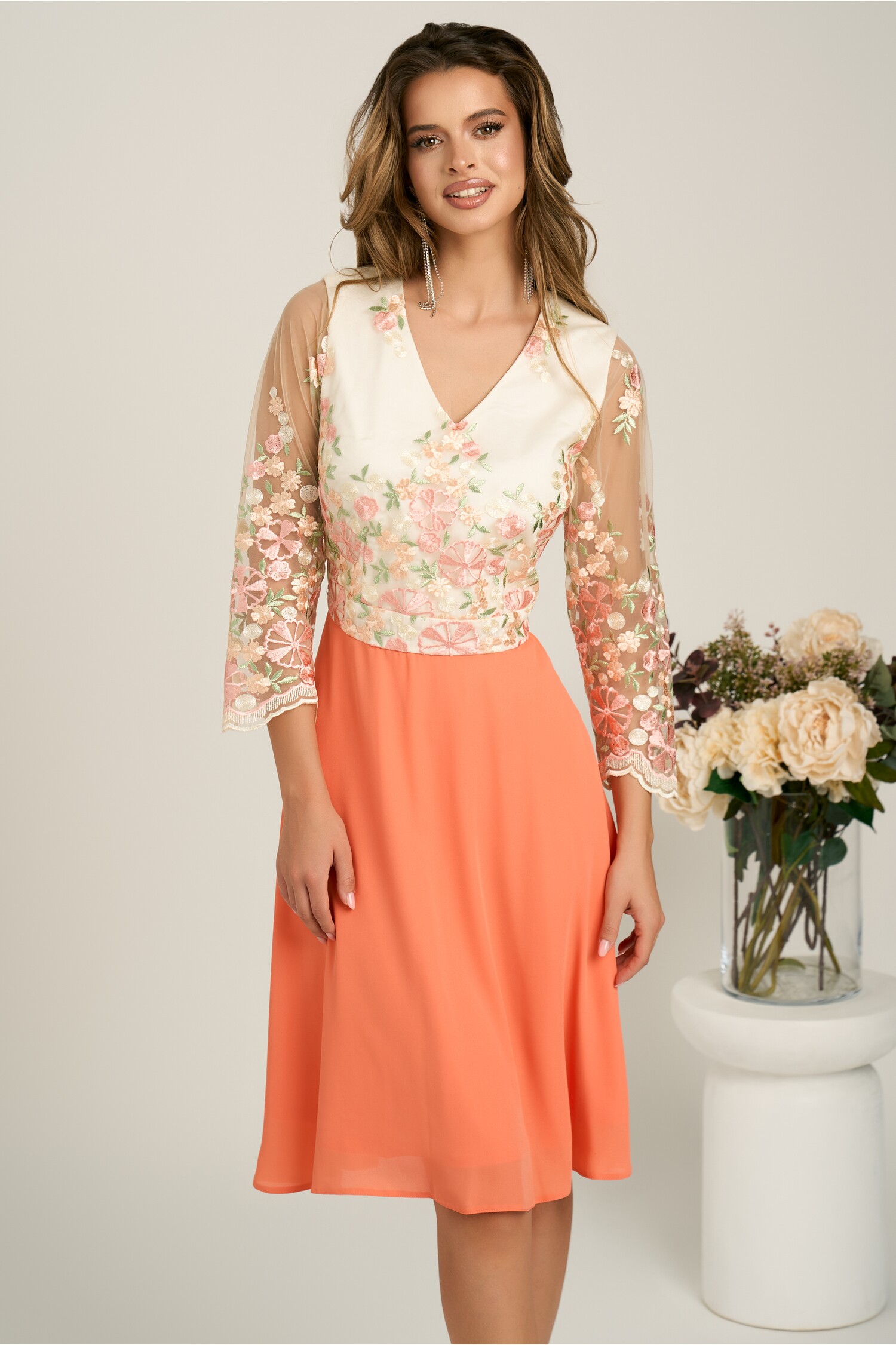 Rochie midi somon cu dantela florala