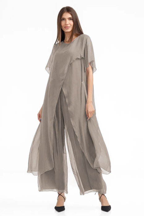 Compleu cu pantaloni lejeri si bluza fluida in colturi lungi, din matase si vascoza, bej inchis