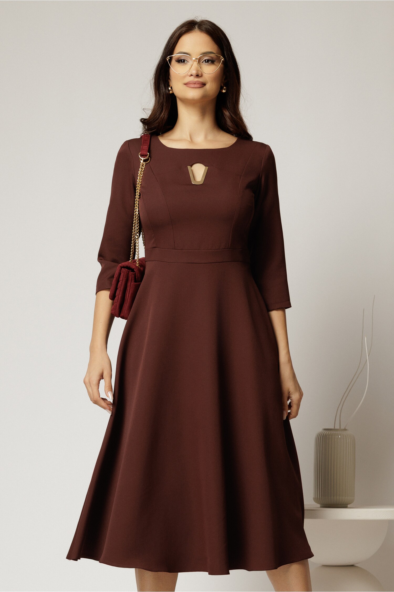 Rochie midi maro clos decupaj metalic elegant