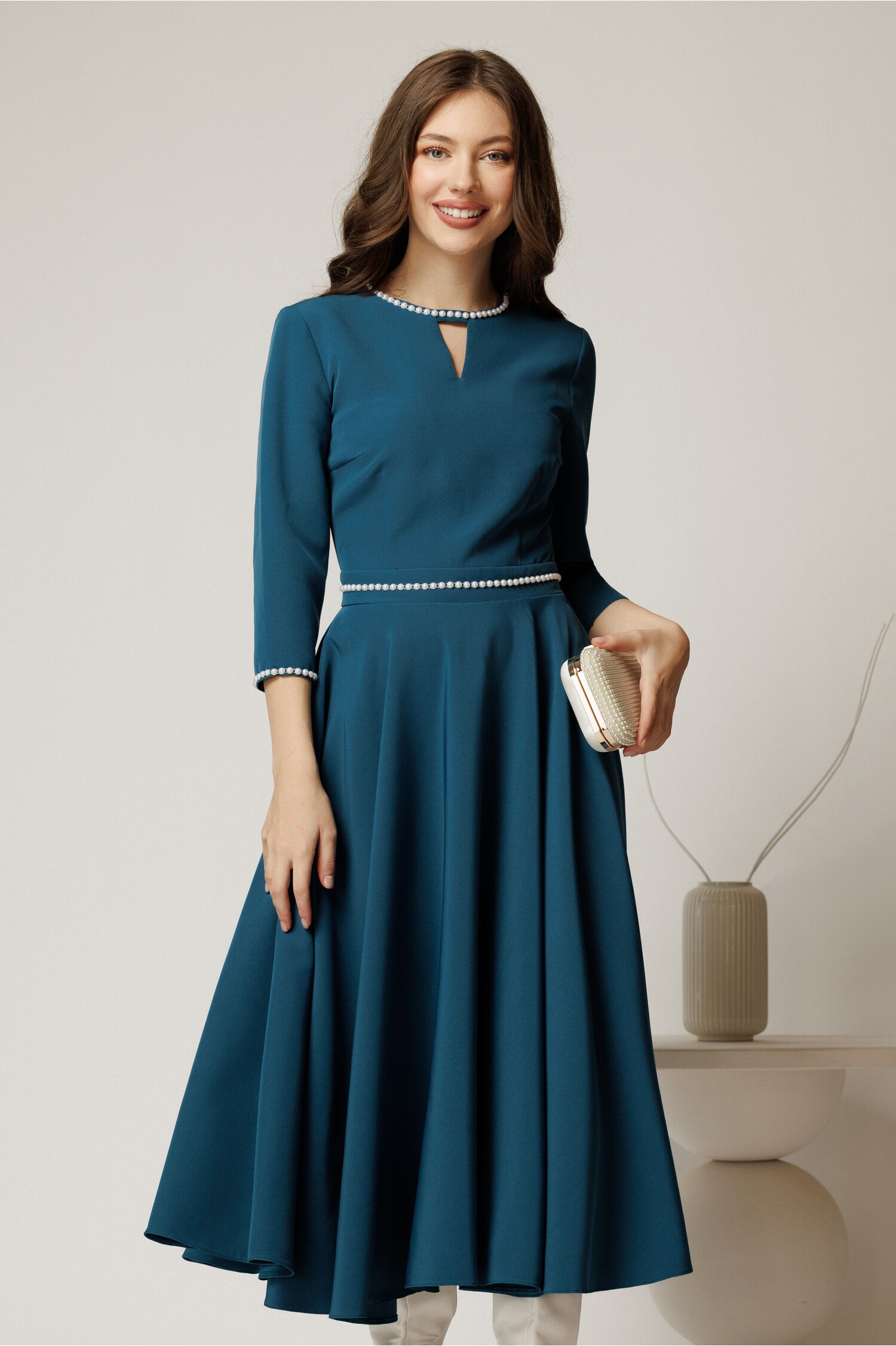 Rochie turcoaz cu perle - Eleganță și stil