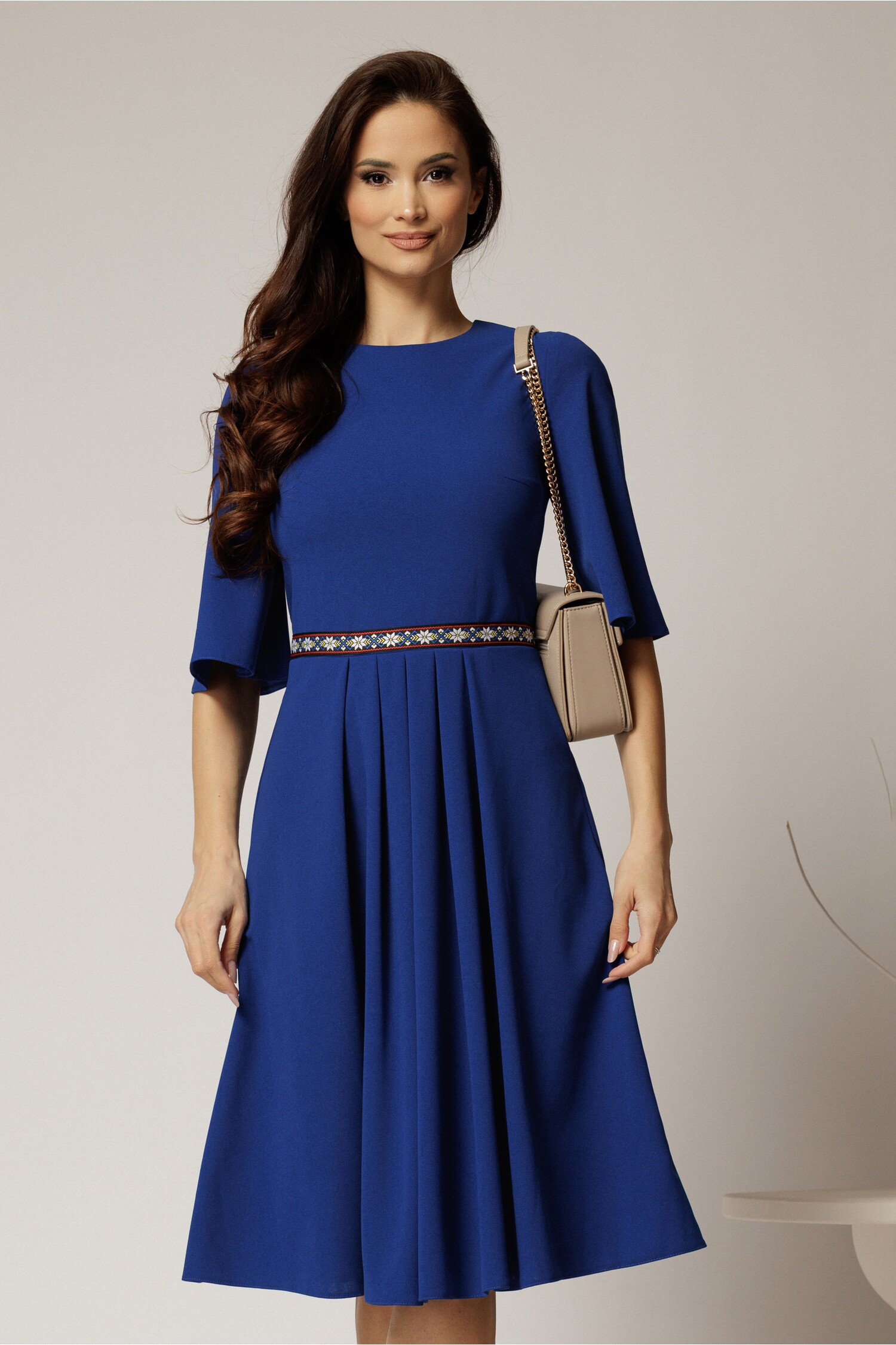 Rochie DY Fashion albastra din crep cu pliuri pe fusta si banda in talie