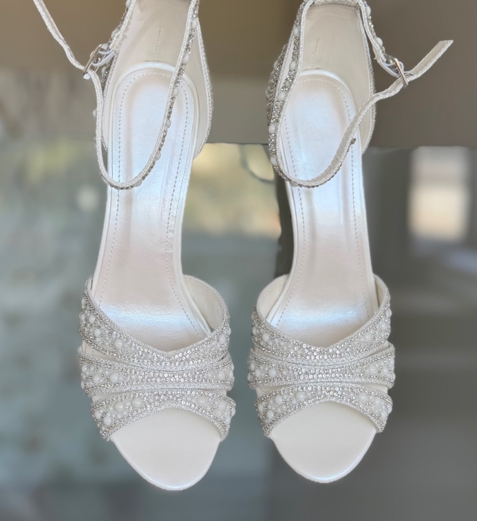 Sandale cu toc Petyr Albe – Eleganță și Stil