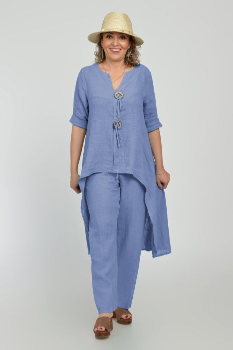 Compleu din in, cu nasturi decorativi, cu pantaloni si bluza tunica mai lunga in spate, albastru lavanda