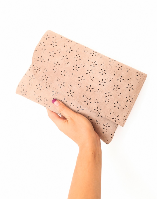 Plic cu efect dantelat  roz pudra, din piele naturala intoarsa de efect ,handmade