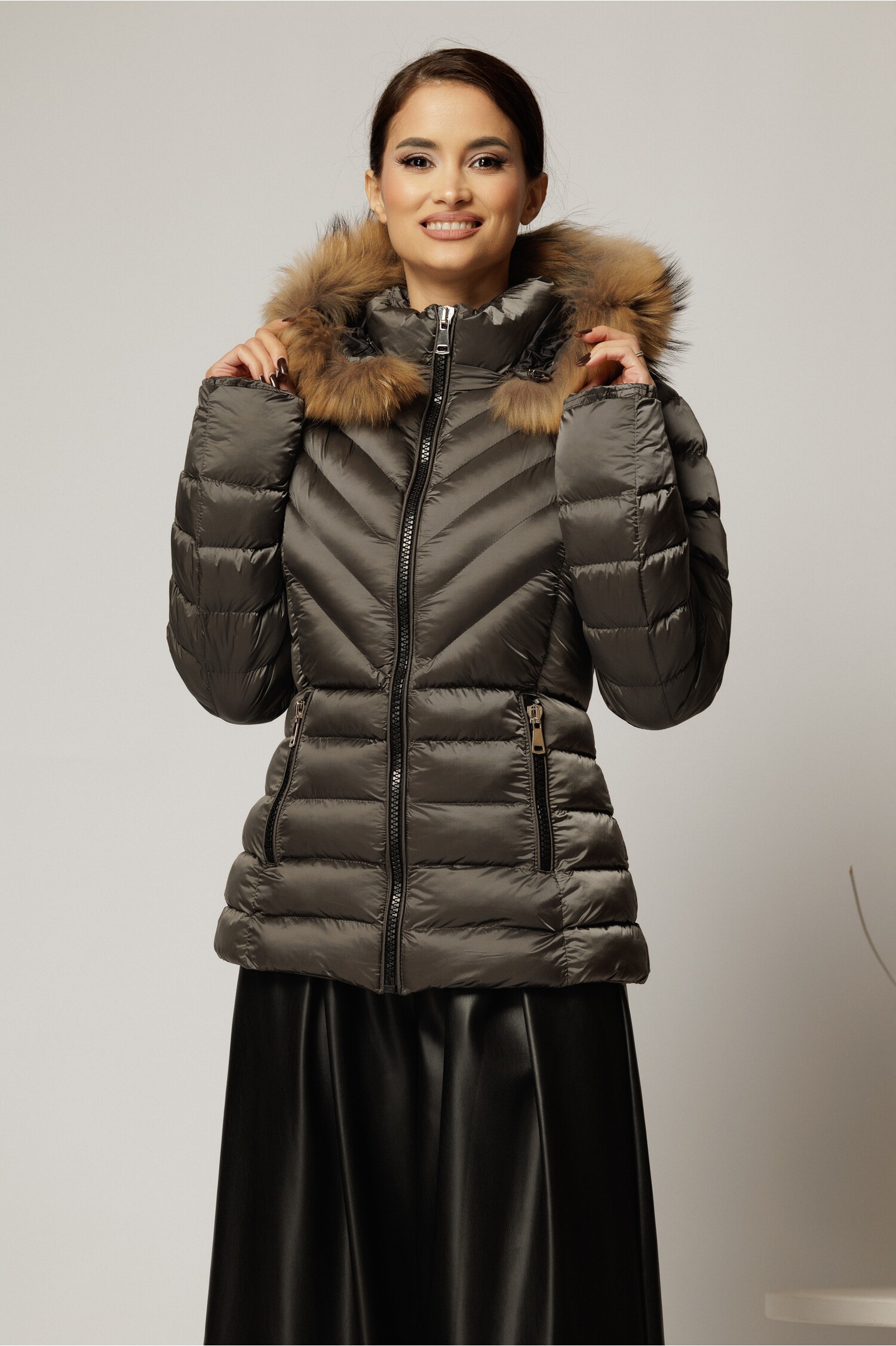 Geaca scurta gri cu blanita naturala - Eleganta si confort