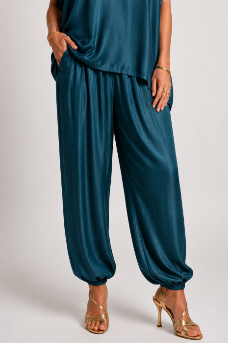 Pantaloni din matase si vascoza satinata cu croi lejer si elastic la glezna, turcoaz inchis