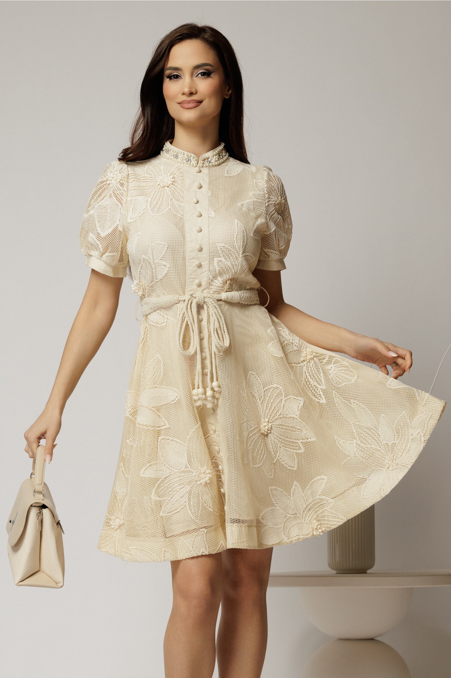 Rochie Bej Dantela Elegantă cu Nasturi și Cordon
