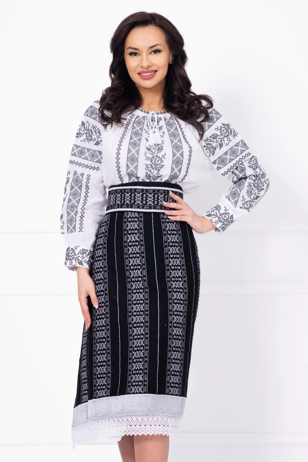 Cătrință Tradițională cu Broderie Argintie | Traditional