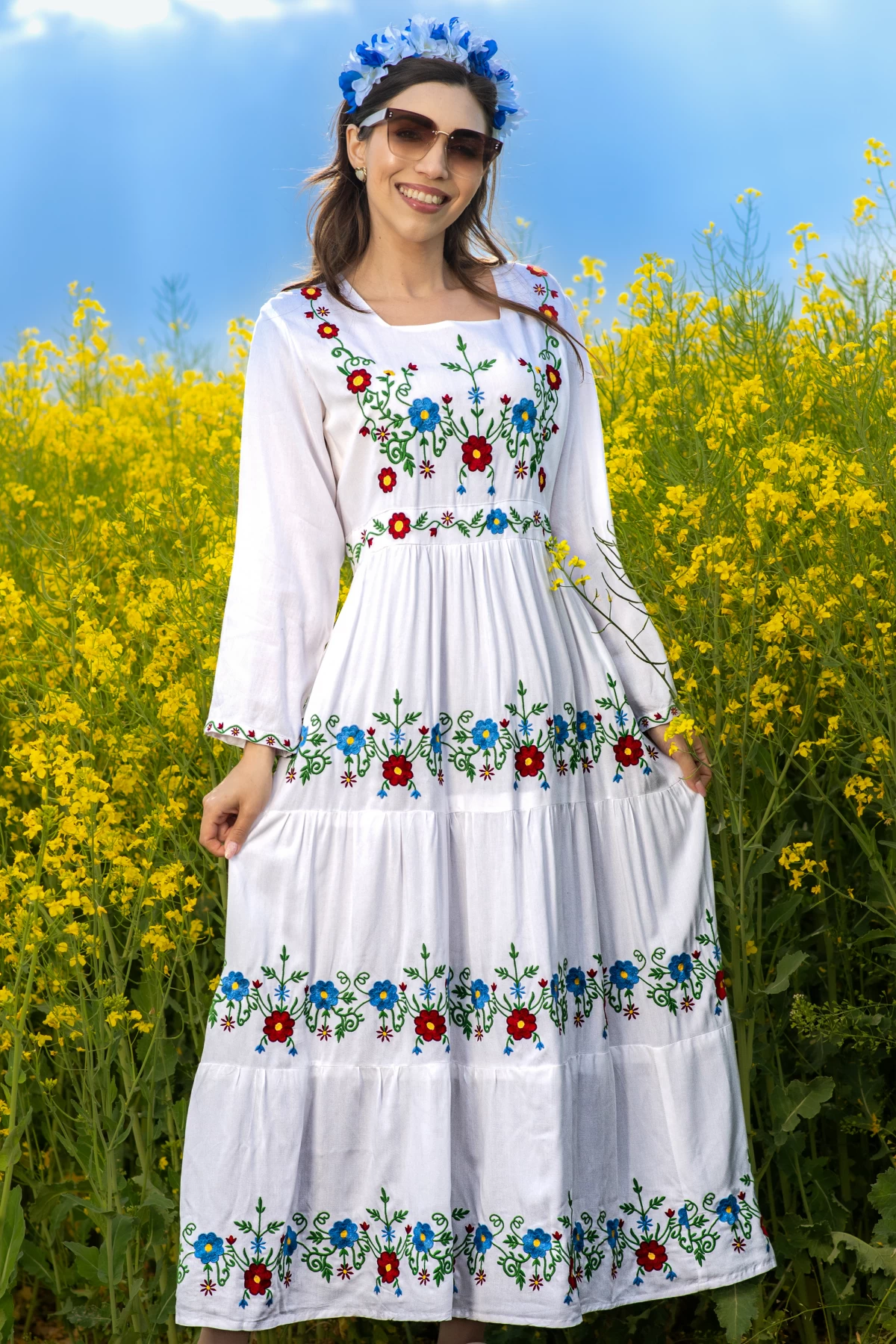 Rochie traditionala lunga alba din vascoza cu flori brodate
