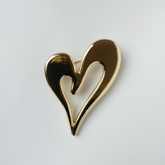 Brosă Inimă Aurie Shopika - Accesoriu Elegant