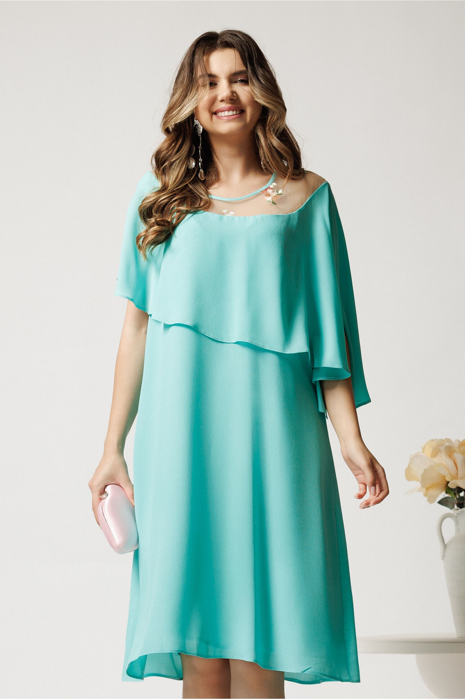 Rochie midi turcoaz cu broderie elegantă