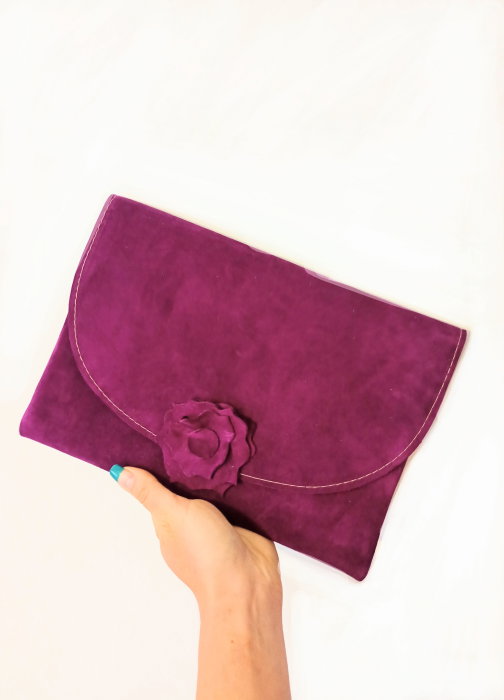 Plic handmade mov din piele naturala intoarsa, cu floare