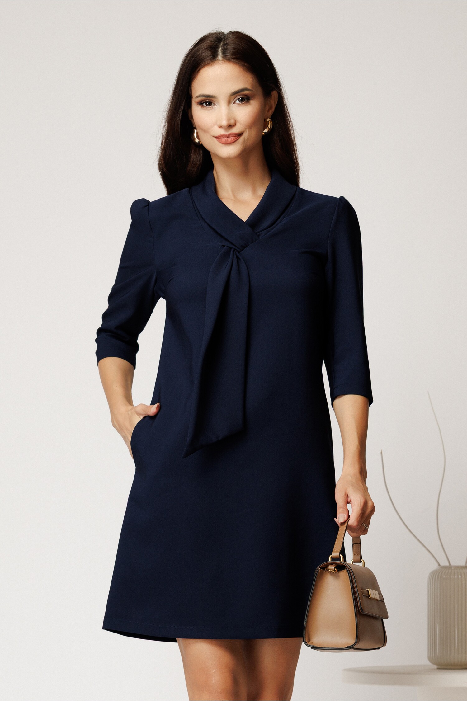 Rochie Bleumarin Stofă Cambrată cu Guler Eșarfă