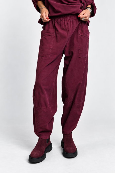 Pantaloni dama din catifea reiata de bumbac cu croi balon si buzunare aplicate, bordo