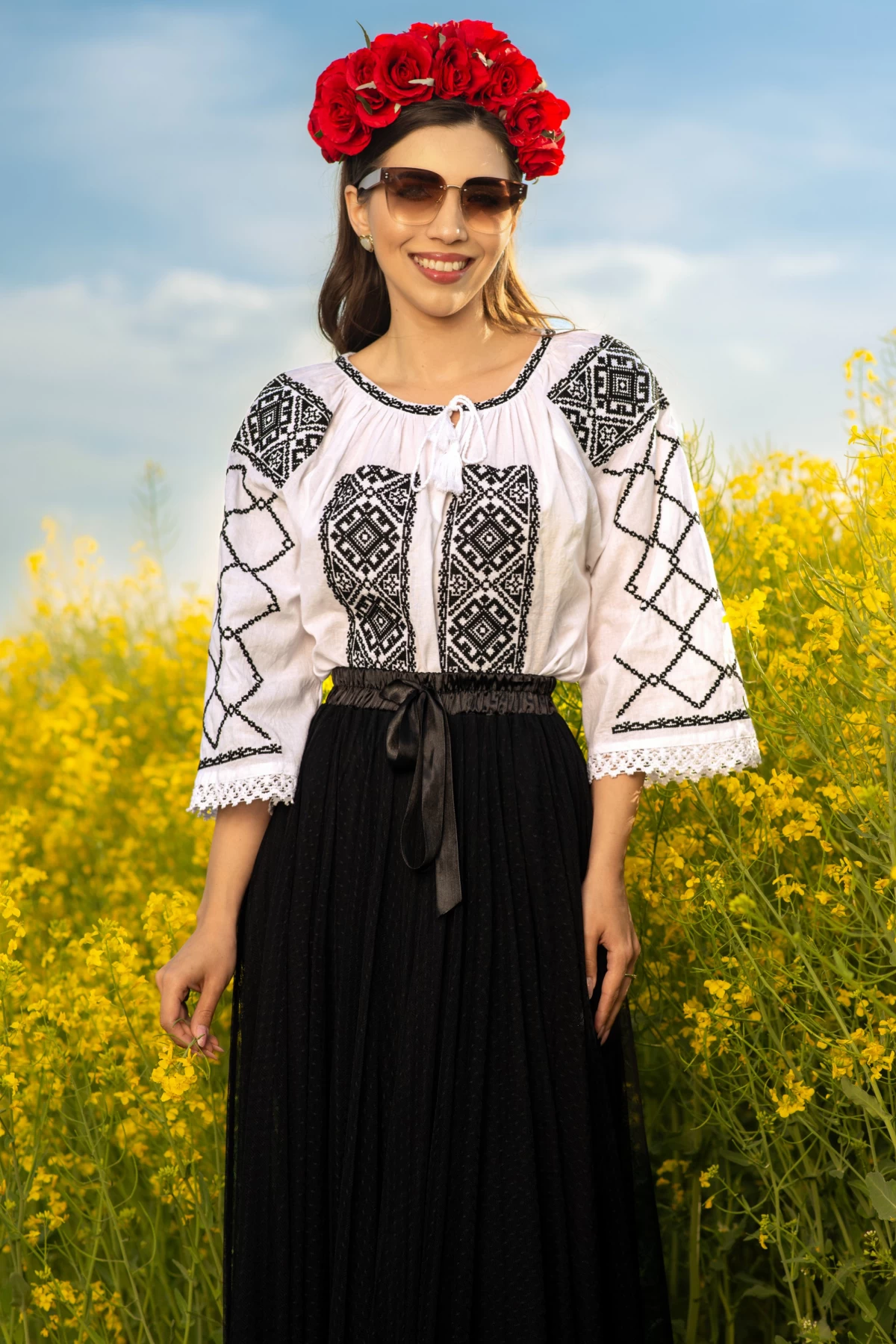 Ie transilvaneana Lisandra alba din bumbac cu broderie neagra