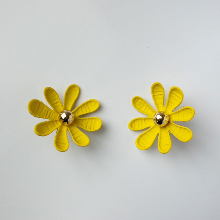 Cercei Floare Galben Mat Shopika | Eleganță Naturală
