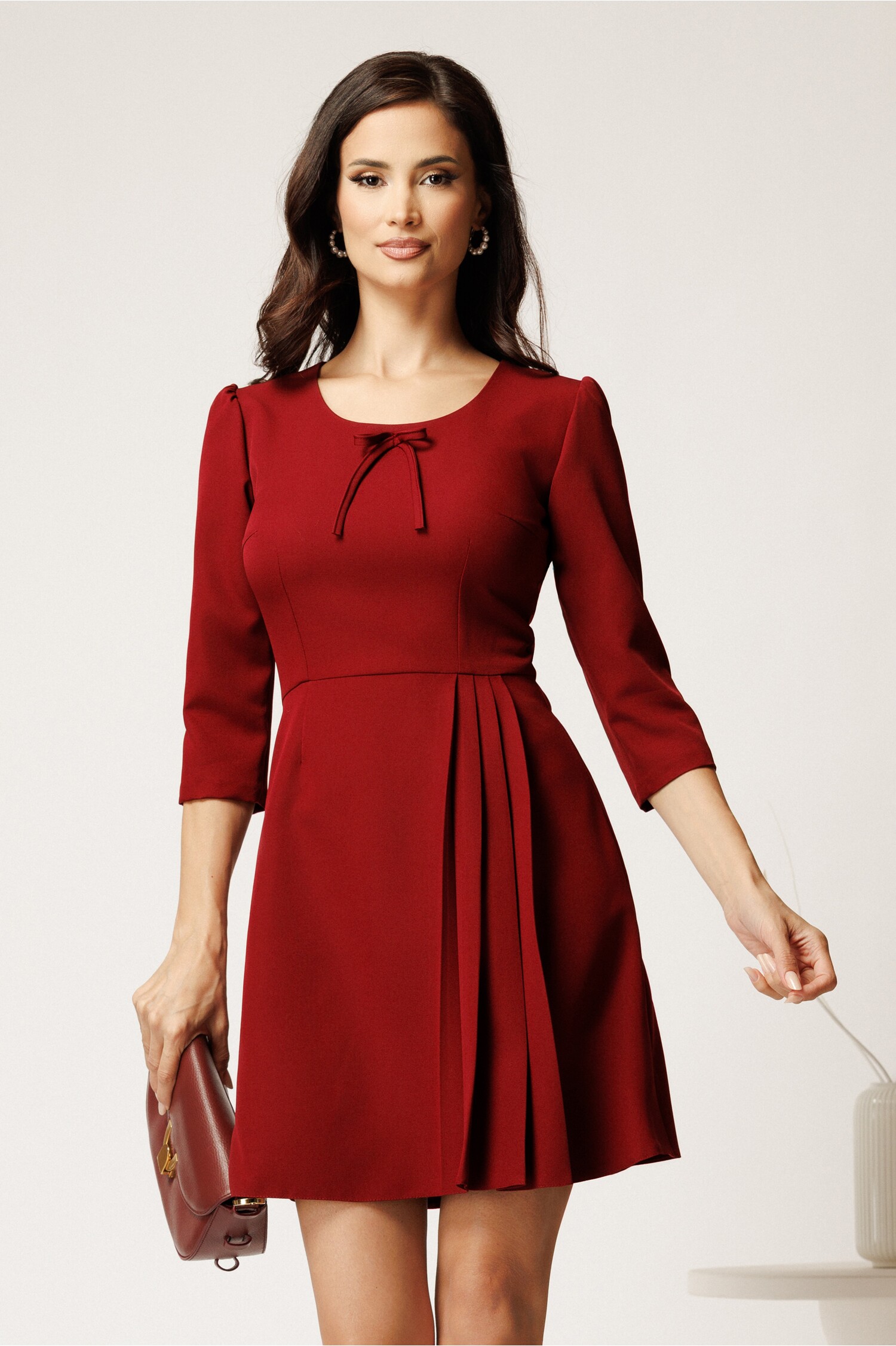 Rochie scurtă bordo elegantă cu fundiță