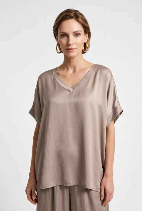 Bluza oversized din matase si vascoza satinata, cu fir auriu la decolteu in V, bej