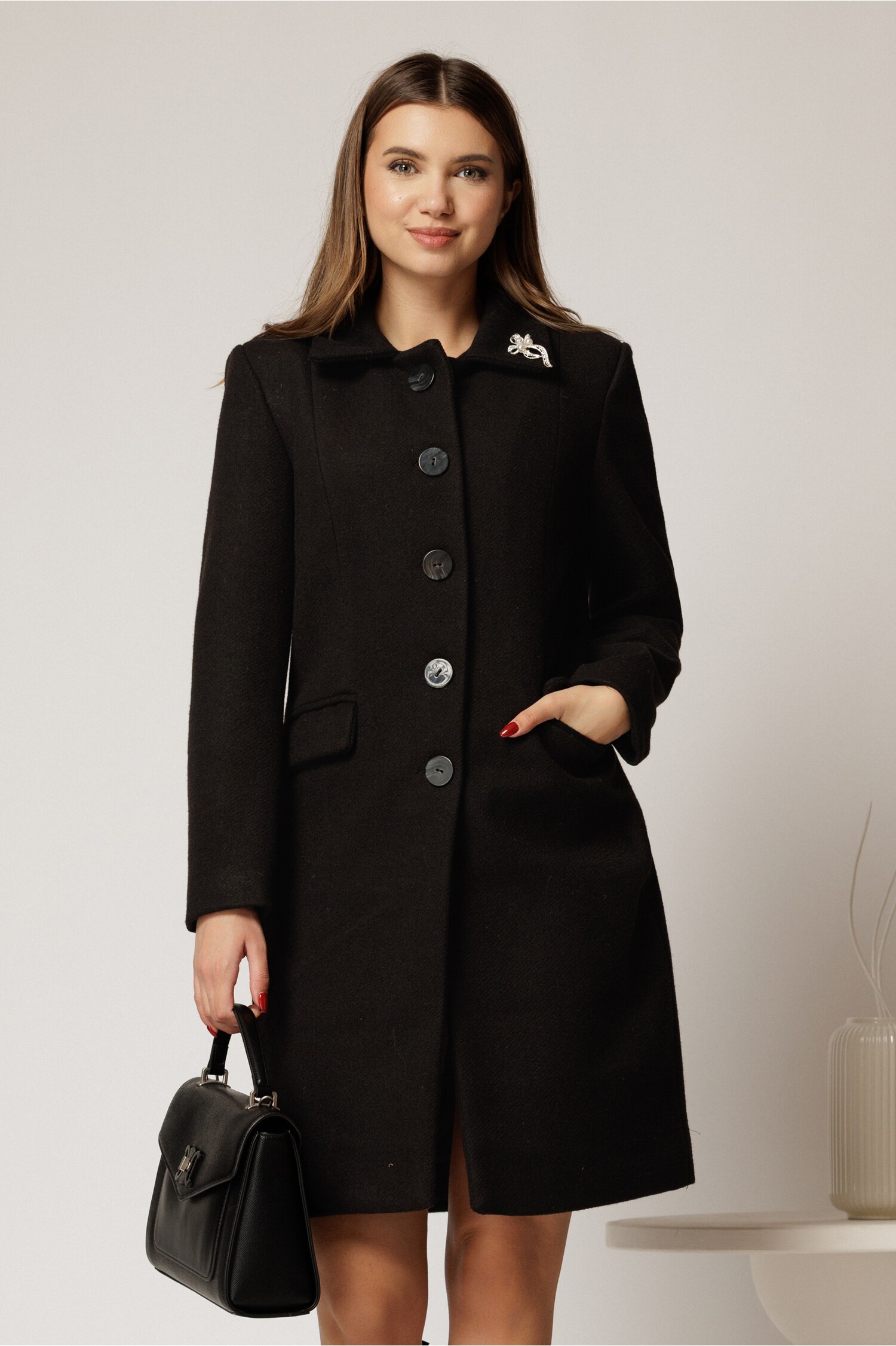Palton Amira Negru cu Brosa - Elegant și Modern