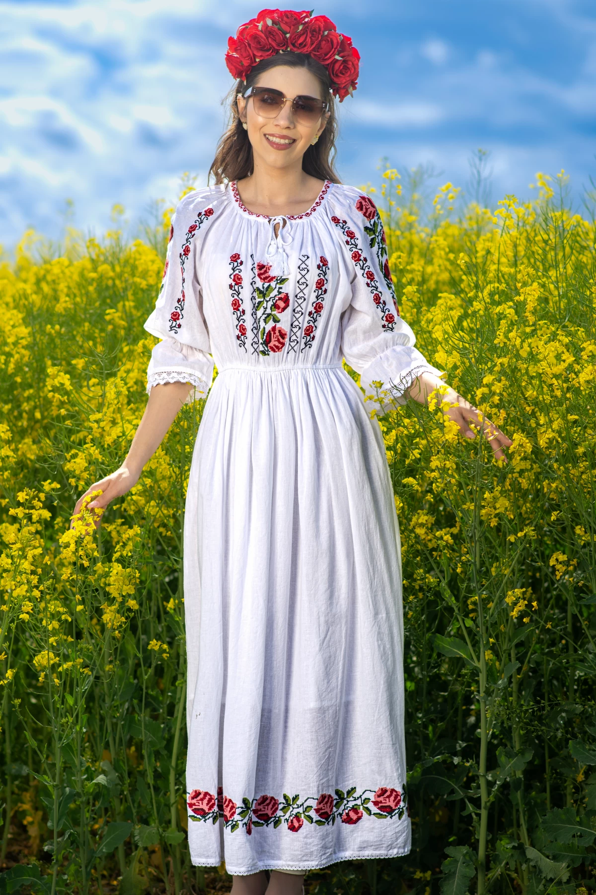 Rochie traditionala din bumbac Monalisa cu trandafiri brodati